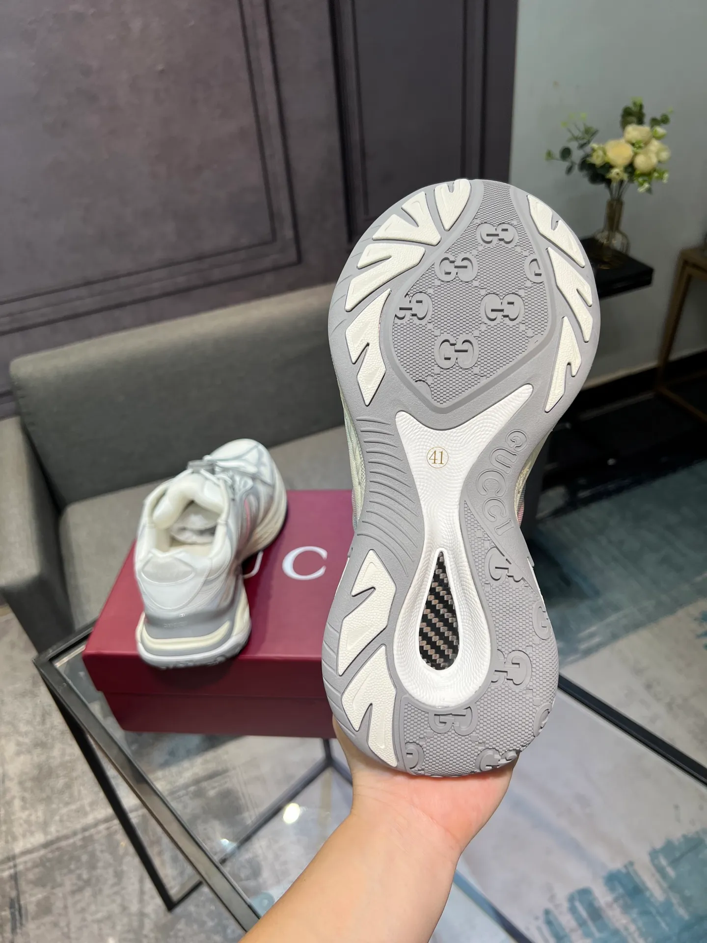 Men's Men's Shoes 💰900 Gucci Gucci 2.0 Sports Shoes Couple's Style Retro Casual Shoes Running Shoes Original Purchase, Development, Production Gucci 2.0 Sports Shoes reinterpret the brand's iconic striped webbing elements. This sneaker reinterprets the iconic details, using thick EVA soles with a smart silhouette, bringing a stable and comfortable wearing experience. Exquisite packaging at the delivery counter. Fabric: original imported cowhide + technical fabrics. Lining: original imported breathable mesh. Sole: original molded ultra-light foam rubber. Bottom thickness: 4CM. Size: 35-40 for women / 39-45 for men.